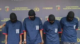 Polisi menangkap pelaku pengeroyokan di depan pintu gerbang utama Taman Impian Jaya Ancol. (Instagram.com/@polres_metro_jakarta_utara) 
