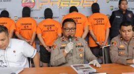 Lima Orang Keroyok Korban dengan Senjata Tajam ditangkap polsek Metro Tamansari Polres Metro Jakarta Barat. (Instagram.com/@polres_jakbar) 
