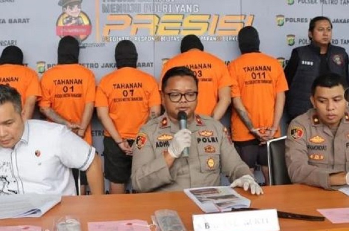 Lima Orang Keroyok Korban dengan Senjata Tajam ditangkap polsek Metro Tamansari Polres Metro Jakarta Barat. (Instagram.com/@polres_jakbar) 