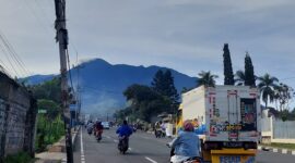 Polisi menerapkan sistem ganjil genap menuju kawasan Puncak, Bogor. (Dok. Haijakarta.com/M RIzal Ariansyah) 
