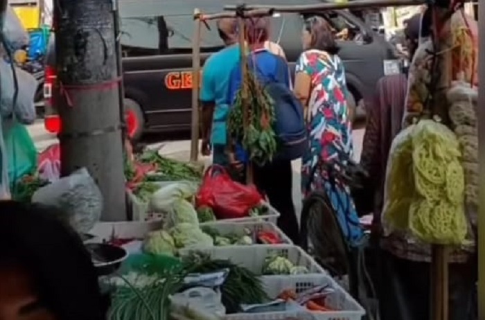 Penemuan benda mencurigakan di Pasar Wisma Asri, Bekasi Utara. penemuan benda mencurigakan di Pasar Wisma Asri, Bekasi Utara. (Instagram.com/@lensa_berita_jakarta) 