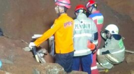BPBD Jakarta Timur mengepakuasi  pekerja yang tertimbun tanah longsor proyek pembuatan pondasi dan basemen di Duren Sawit. (Instagram.com/@bpbddkijakarta) 
