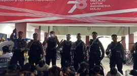 Tim Patroli Perintis Presisi Polres Metro Depok mengamankan remaja. (Instagram.com/@polresmetrodepok) 