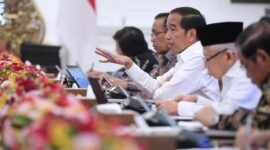 Jokowi dalam rapat terbatas bersama sejumlah jajarannya di Istana Merdeka, Jakarta