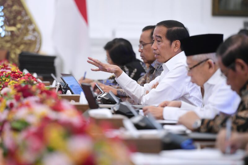 Jokowi dalam rapat terbatas bersama sejumlah jajarannya di Istana Merdeka, Jakarta