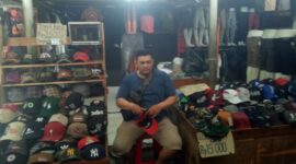 Niko, pedagang fashion dan aseseris topi di Pasar Loak Poncol Bungur, Senen, Jakarta Pusat. (Dok. Heijakarta.com/Irvan)