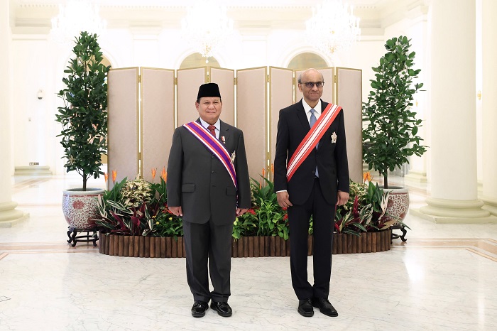 Menteri Pertahanan (Menhan) RI Prabowo Subianto menerima penghargaan Darjah Utama Bakti Cemerlang (Tentera). (Dok. Tim Media Prabowo Subianto)