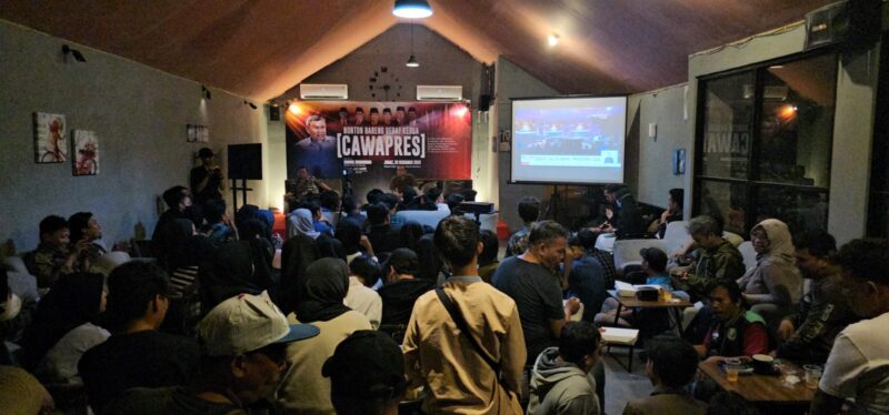 Komunitas Rakyat sayang Indonesia saat kegiatan Nobar debat Cawapres di kafe Tebet Jakarta Selatan