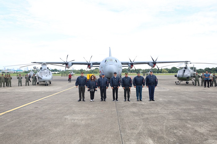 Presiden Joko Widodo dan Menteri Pertahanan RI Prabowo Subianto menghadiri acara Penyerahan Pesawat C-130J-30 Super Hercules di Lanud Halim Perdana Kusuma. (Dok. Tim Media Prabowo Subianto)  