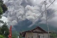 Gunung Merapi erupsi dan memuntahkan awan panas serta mengakibatkan hujan abu vulkanik. (Dok. BPBD Kabupaten Boyolali dan BPBD Provinsi Jawa Tengah)  
