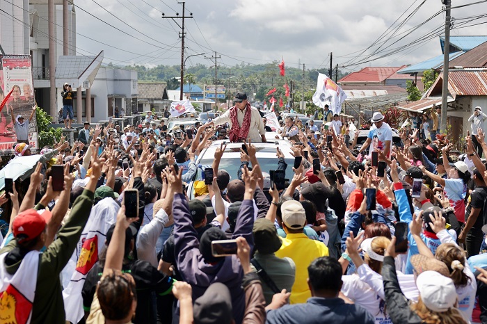 Calon presiden nomor urut 2, Prabowo Subianto menyapa puluhan ribu masyarakat Sulawesi Utara dalam acara yang digelar di Lapangan Schwarz, Langowan. (Dok. TKN Prabowo Gibran)  