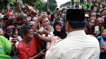 Capres nomor urut 2, Prabowo Subianto berziarah ke makam sang ayah, Soemitro Djojohadikoesoemo di TPU Karet Bivak. (Dok. Tim Media Prabowo)