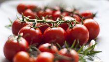 Tomat dikenal sebagai buah yang rendah kalori dan lemak serta kaya akan vitamin dan mineral. (Pixabay.com/@elle_kh)