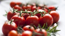 Tomat dikenal sebagai buah yang rendah kalori dan lemak serta kaya akan vitamin dan mineral. (Pixabay.com/@elle_kh)