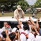 Menteri Pertahanan (Menhan) RI Prabowo Subianto meninjau pemasangan bantuan pipa air bersih. (Dok. Tim Media Prabowo)