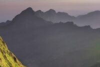 Basarnas mengevakuasi jenazah pendaki wanita dari jurang Gunung Natas Angin sedalam 180 meter di Kudus. (Instagram.com @ahmadsaidasari_)