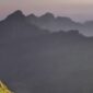 Basarnas mengevakuasi jenazah pendaki wanita dari jurang Gunung Natas Angin sedalam 180 meter di Kudus. (Instagram.com @ahmadsaidasari_)